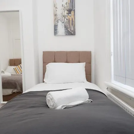 Kirkstall House ليدز